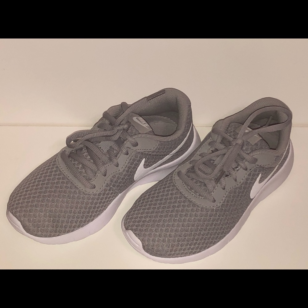 Girl’s Nike running shoes - Picture 5 of 6